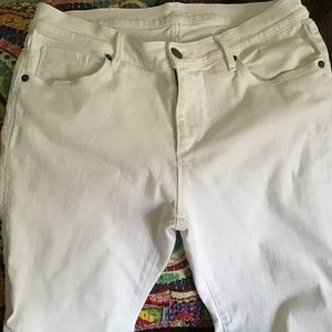 The Loft Relaxed white jeans sz 8 great condition.